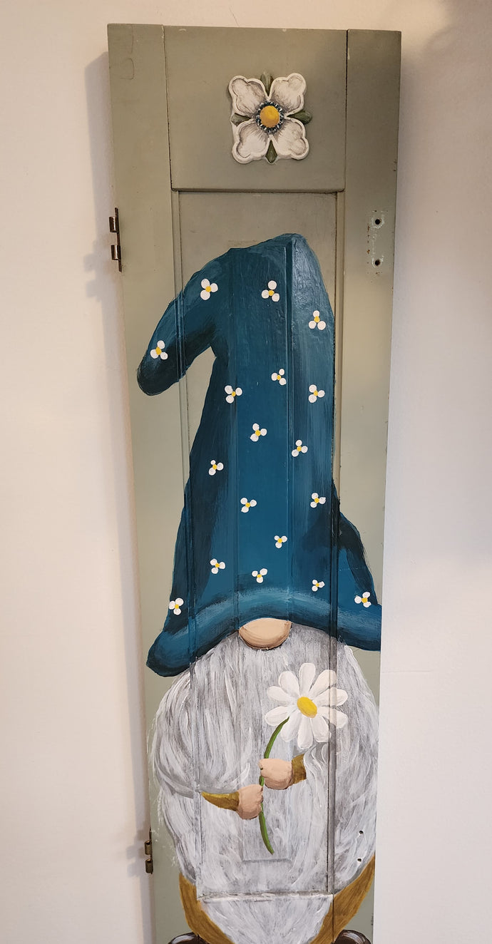adorable daisy gnome painted on a shutter with plaster applique flower