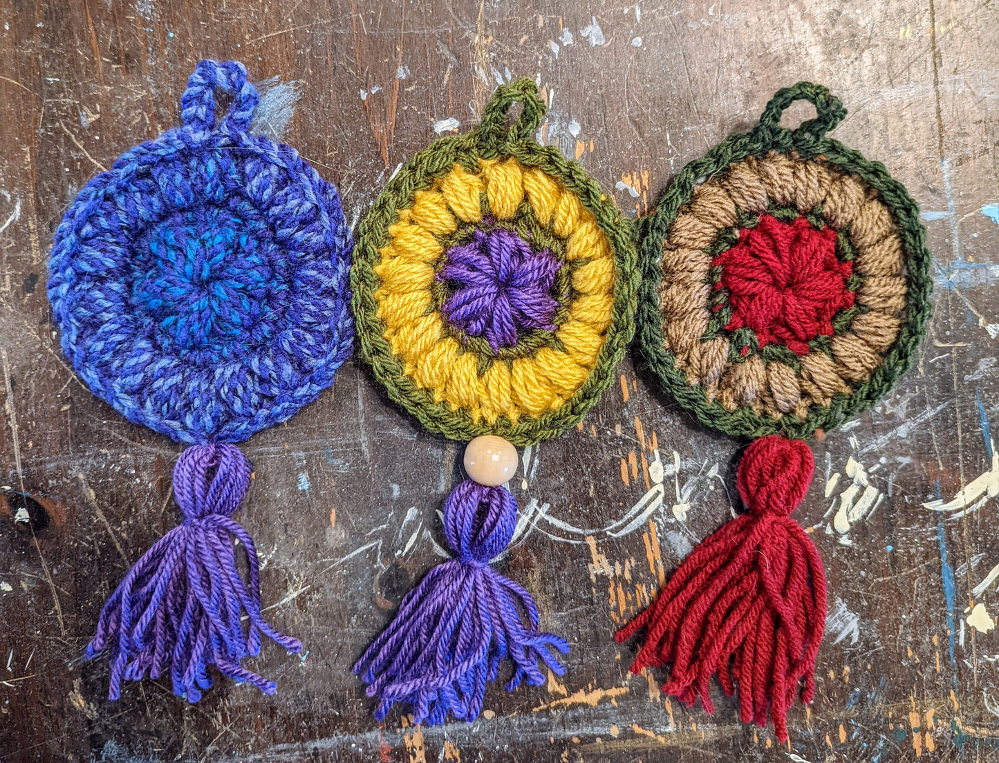 Learn how to crochet a dreamcatcher with double crochet stitches. This is an easy project.