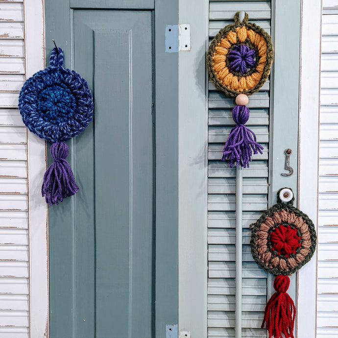 Learn how to crochet a dreamcatcher with double crochet stitches. This is an easy project.
