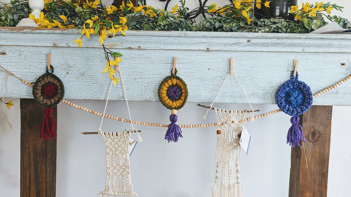 Learn how to crochet a dreamcatcher with double crochet stitches. This is an easy project.